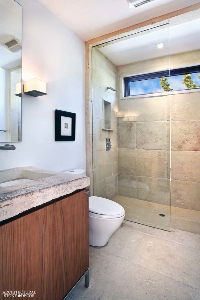 Foto di una grande stanza da bagno mediterranea con doccia a filo pavimento, piastrelle beige, piastrelle in pietra, pavimento in pietra calcarea, top in pietra calcarea, pavimento beige e doccia aperta