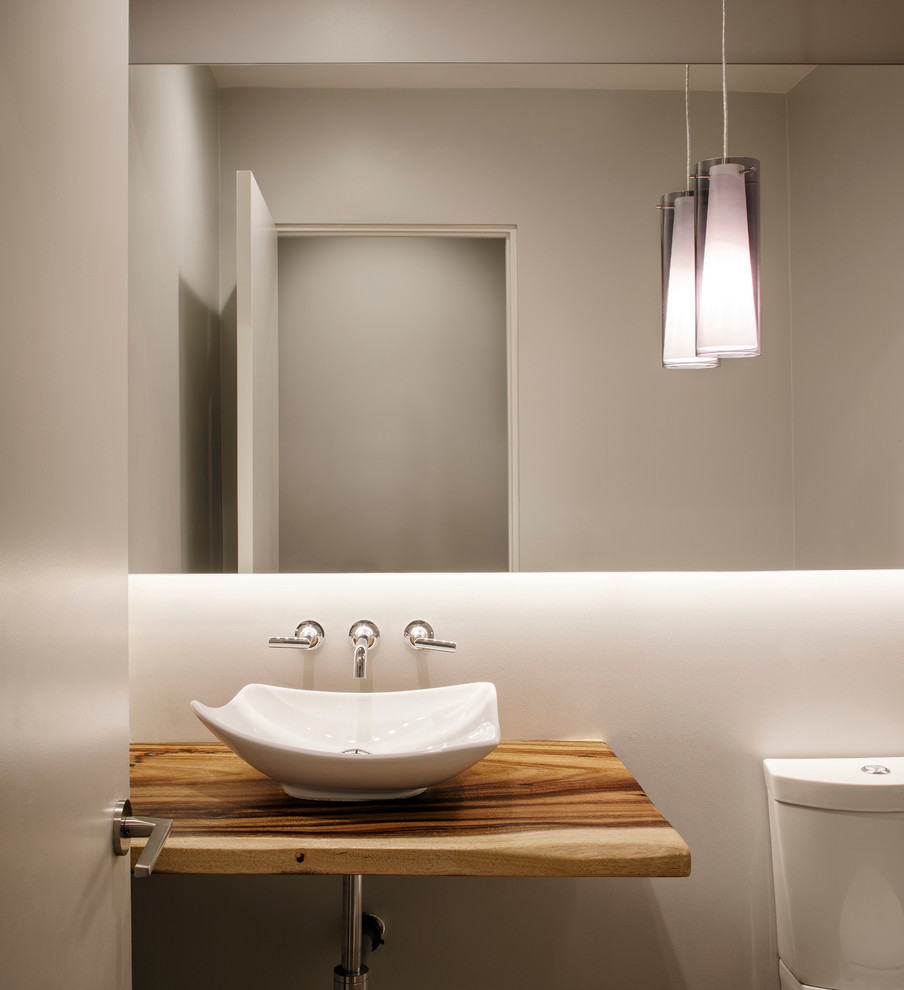 Idéer för att renovera ett litet 60 tals badrum med dusch, med vita väggar, ett fristående handfat och träbänkskiva