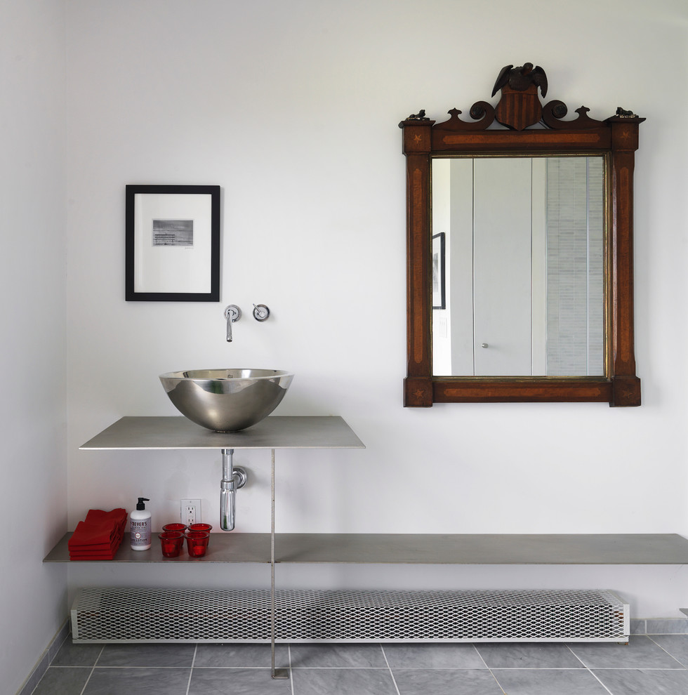 Exemple d'une salle de bain principale moderne de taille moyenne avec un placard sans porte, une douche double, un mur blanc, un sol en marbre, un lavabo de ferme et un plan de toilette en zinc.