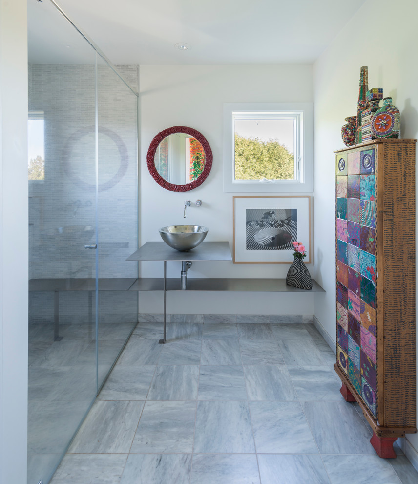 Modelo de cuarto de baño principal ecléctico de tamaño medio con paredes blancas, suelo de mármol, encimera de zinc, ducha a ras de suelo, baldosas y/o azulejos grises y lavabo sobreencimera