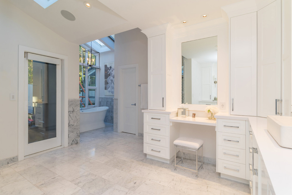 Пример оригинального дизайна: большая главная ванная комната в морском стиле с фасадами в стиле шейкер, белыми фасадами, отдельно стоящей ванной, двойным душем, унитазом-моноблоком, серой плиткой, мраморной плиткой, белыми стенами, мраморным полом, настольной раковиной, мраморной столешницей, белым полом и открытым душем