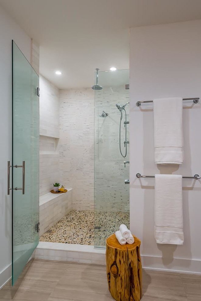 Bild på ett mellanstort funkis badrum med dusch, med skåp i shakerstil, beige skåp, ett fristående badkar, våtrum, vit kakel, stenkakel, vita väggar, ljust trägolv, ett nedsänkt handfat, bänkskiva i akrylsten, brunt golv och dusch med gångjärnsdörr