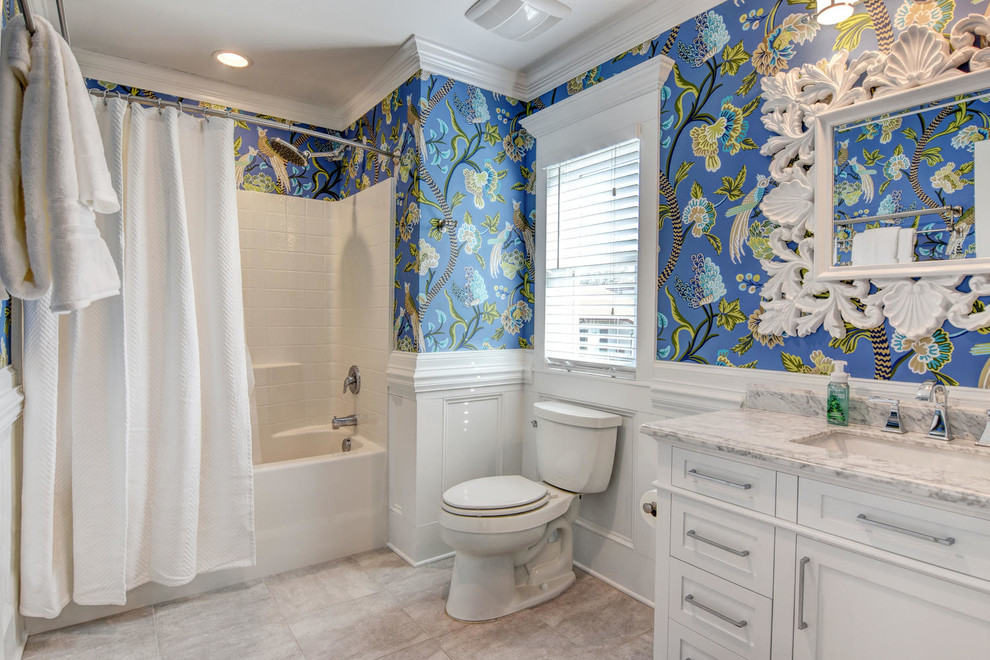 Свежая идея для дизайна: ванная комната в классическом стиле с фасадами в стиле шейкер, белыми фасадами, ванной в нише, душем над ванной, раздельным унитазом, белой плиткой, синими стенами, душевой кабиной, врезной раковиной, мраморной столешницей, серым полом и шторкой для ванной - отличное фото интерьера