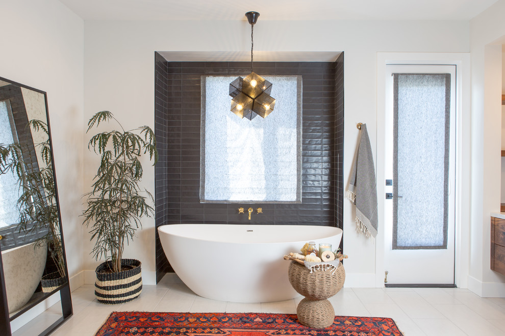 Modernes Badezimmer mit freistehender Badewanne, grauen Fliesen, weißer Wandfarbe und beigem Boden in San Diego