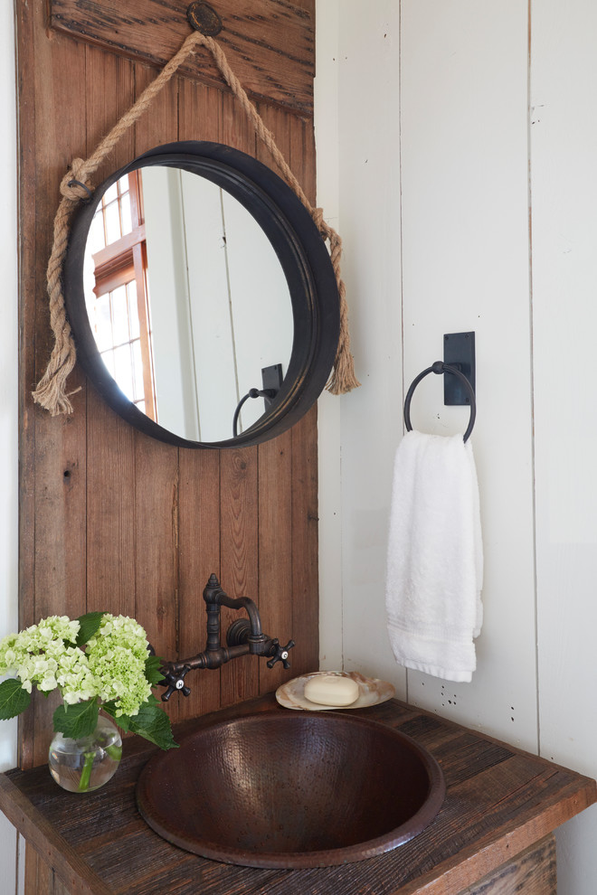 На фото: ванная комната в морском стиле с фасадами цвета дерева среднего тона, белыми стенами, накладной раковиной, столешницей из дерева и коричневой столешницей