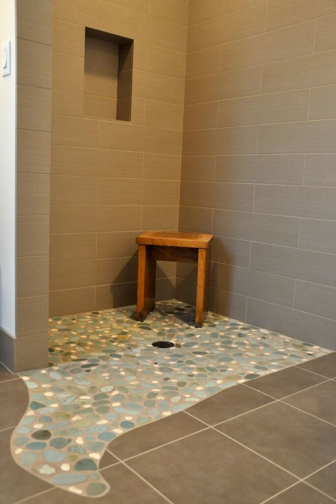Réalisation d'une salle de bain marine en bois clair de taille moyenne avec une douche ouverte, un mur gris, un sol en carrelage de porcelaine et un placard à porte shaker.