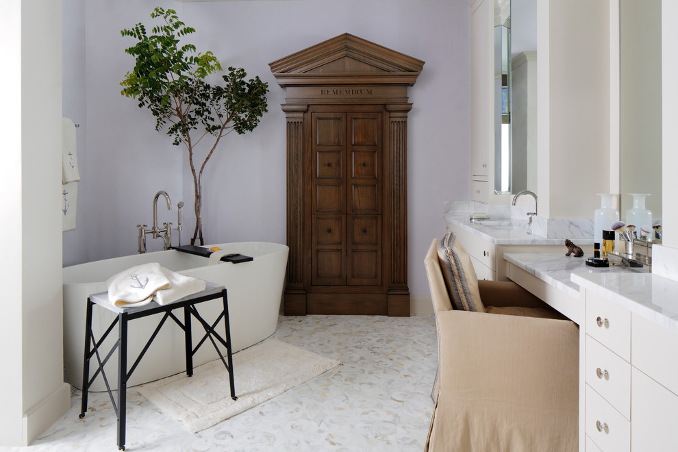 Exemple d'une salle de bain principale chic avec un lavabo encastré, un placard à porte plane, des portes de placard blanches, un plan de toilette en granite, une baignoire indépendante, un carrelage blanc, mosaïque, un mur violet et un sol en carrelage de terre cuite.