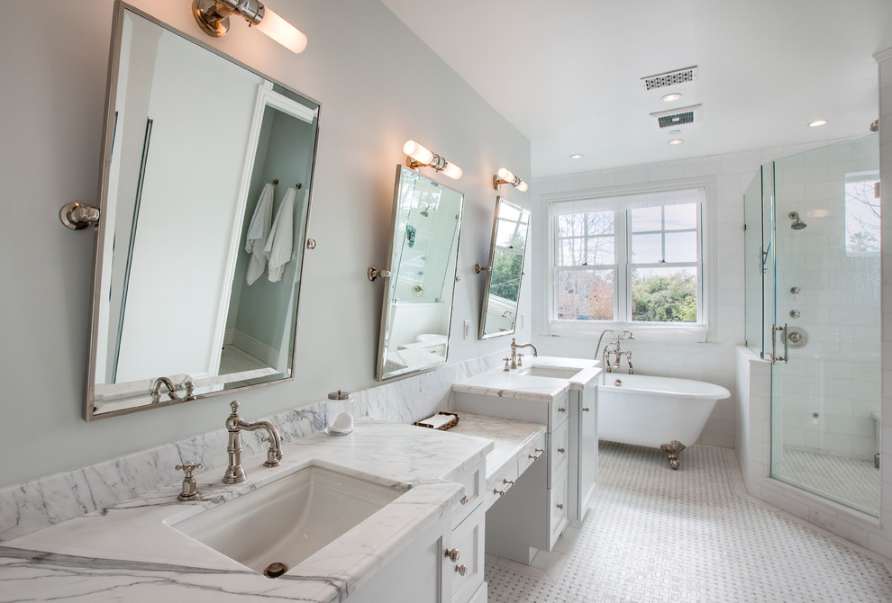 Exempel på ett klassiskt badrum, med marmorbänkskiva, vit kakel, vita väggar, klinkergolv i keramik, ett badkar med tassar, vita skåp, ett undermonterad handfat, luckor med infälld panel och tunnelbanekakel