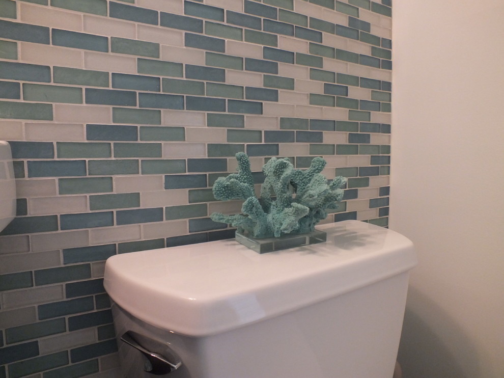Bild på ett litet maritimt badrum med dusch, med ett integrerad handfat, skåp i shakerstil, skåp i mörkt trä, bänkskiva i kvarts, en toalettstol med hel cisternkåpa, flerfärgad kakel, glaskakel, blå väggar och klinkergolv i porslin