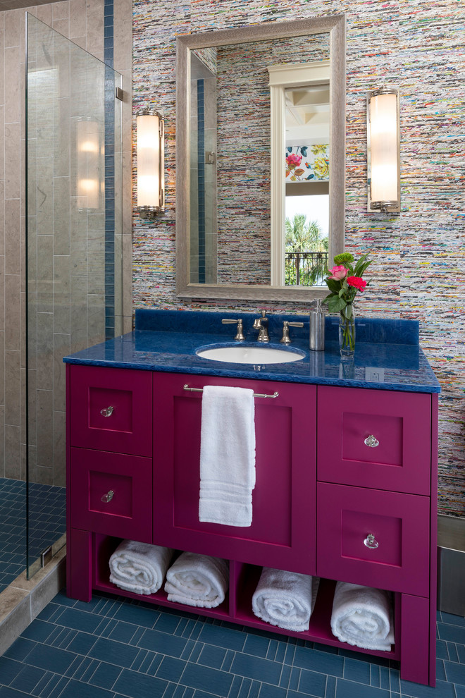 Источник вдохновения для домашнего уюта: ванная комната в стиле неоклассика (современная классика) с фасадами в стиле шейкер, душем в нише, бежевой плиткой, разноцветными стенами, душевой кабиной, врезной раковиной, синим полом и синей столешницей