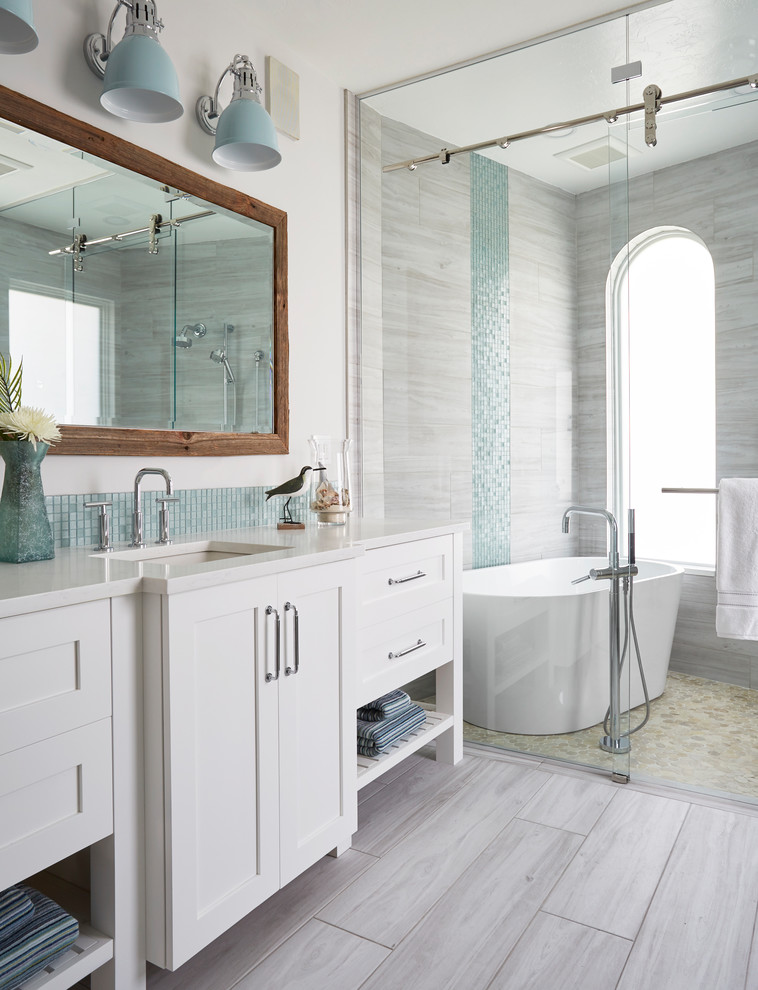 Imagen de cuarto de baño principal y de pie costero grande con armarios estilo shaker y puertas de armario blancas