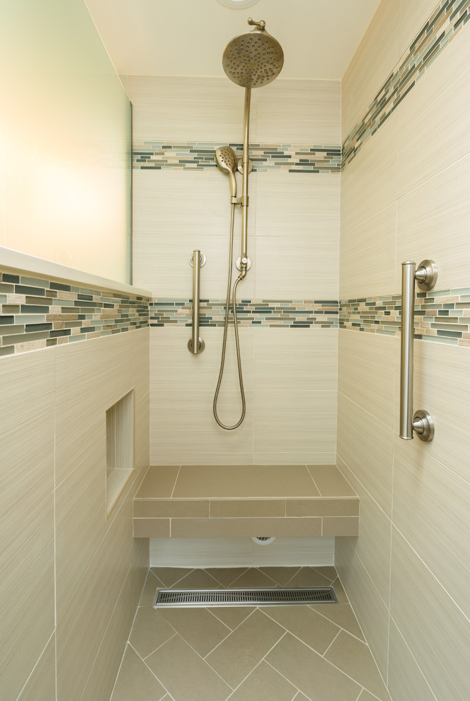 Cette photo montre une salle de bain bord de mer avec une douche ouverte, un carrelage beige, des carreaux de porcelaine, un mur beige et un sol en carrelage de porcelaine.