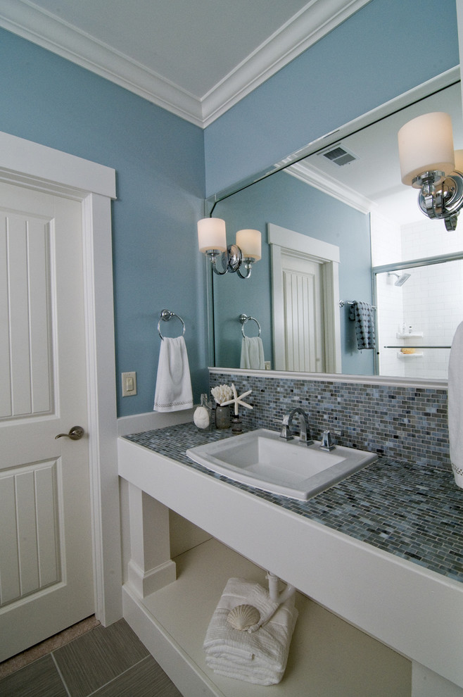 На фото: ванная комната в морском стиле с столешницей из плитки и разноцветной столешницей