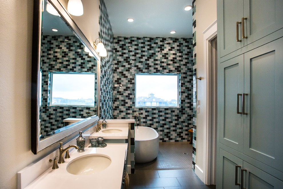 Идея дизайна: большая главная ванная комната в морском стиле с отдельно стоящей ванной, открытым душем и столешницей из искусственного кварца