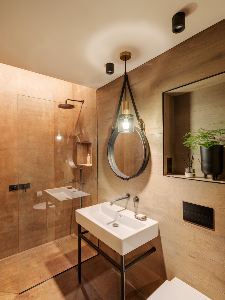 Diseño de cuarto de baño único actual con ducha empotrada, baldosas y/o azulejos marrones, lavabo tipo consola, suelo marrón, ducha abierta y madera