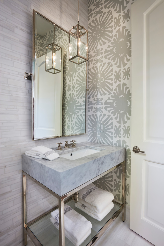 Diseño de cuarto de baño costero con baldosas y/o azulejos grises, baldosas y/o azulejos multicolor, paredes multicolor, lavabo bajoencimera y encimeras grises