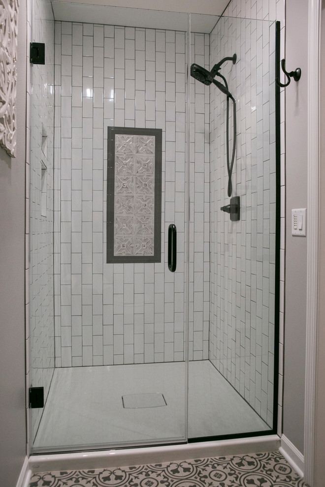Пример оригинального дизайна: ванная комната среднего размера в стиле кантри с фасадами с выступающей филенкой, белыми фасадами, раздельным унитазом, белой плиткой, керамической плиткой, серыми стенами, душевой кабиной, душем с распашными дверями, серой столешницей, душем в нише, полом из винила, врезной раковиной, столешницей из искусственного кварца и серым полом