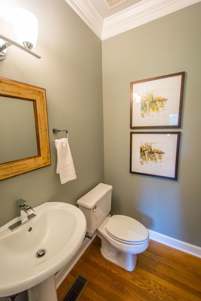 Ejemplo de cuarto de baño clásico renovado pequeño con sanitario de dos piezas, paredes verdes, suelo de madera en tonos medios, aseo y ducha y lavabo con pedestal