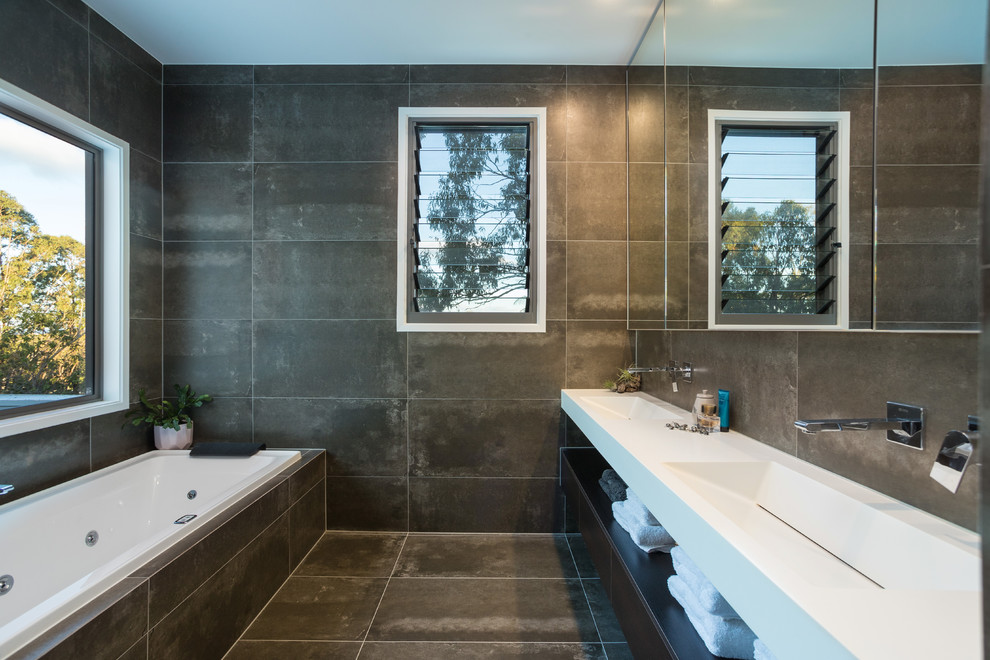 Inspiration för ett funkis badrum, med ett platsbyggt badkar, en öppen dusch, brun kakel, porslinskakel, klinkergolv i porslin och ett avlångt handfat