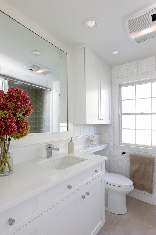 Exempel på ett mellanstort klassiskt badrum med dusch, med luckor med infälld panel, vita skåp, en toalettstol med separat cisternkåpa, vit kakel, glaskakel, vita väggar, ett undermonterad handfat och bänkskiva i kvarts
