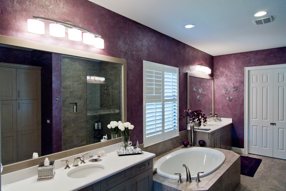 Exempel på ett stort klassiskt en-suite badrum, med skåp i shakerstil, grå skåp, ett platsbyggt badkar, en dusch i en alkov, en toalettstol med separat cisternkåpa, lila väggar, klinkergolv i keramik, ett integrerad handfat, beiget golv och dusch med gångjärnsdörr