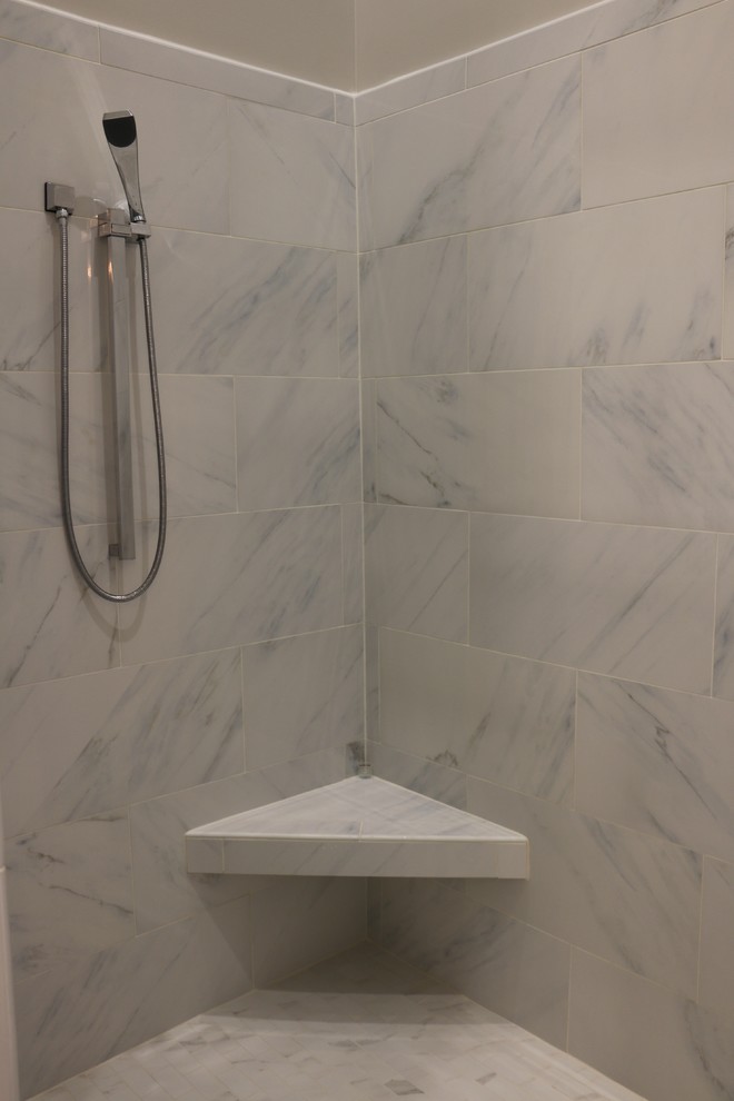 Idee per una stanza da bagno con doccia stile marino di medie dimensioni con ante lisce, ante in legno bruno, pareti bianche, parquet scuro e lavabo a bacinella