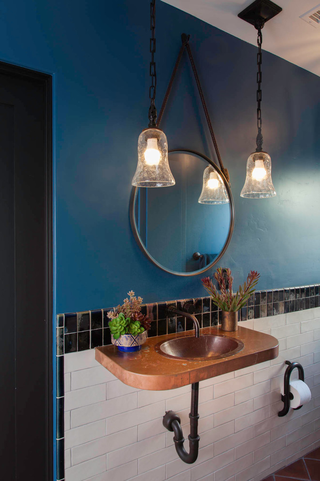 Стильный дизайн: маленькая ванная комната в стиле фьюжн с душем в нише, унитазом-моноблоком, черно-белой плиткой, керамической плиткой, синими стенами, полом из терракотовой плитки, накладной раковиной, столешницей из меди, красным полом и душем с распашными дверями для на участке и в саду - последний тренд