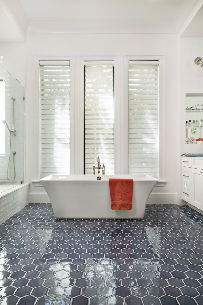 Großes Klassisches Badezimmer En Suite mit offenen Schränken, weißen Schränken, freistehender Badewanne, weißer Wandfarbe, Porzellan-Bodenfliesen, Quarzwerkstein-Waschtisch, blauem Boden und blauer Waschtischplatte in Miami