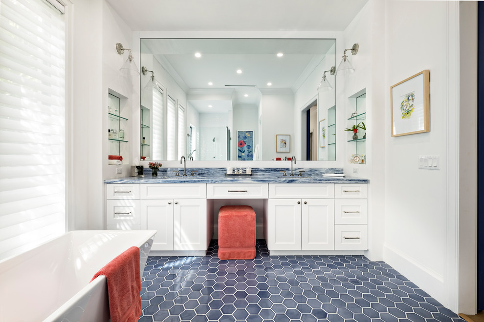 Пример оригинального дизайна: большая главная ванная комната в стиле неоклассика (современная классика) с открытыми фасадами, белыми фасадами, отдельно стоящей ванной, белыми стенами, полом из керамогранита, столешницей из искусственного кварца, синим полом и синей столешницей