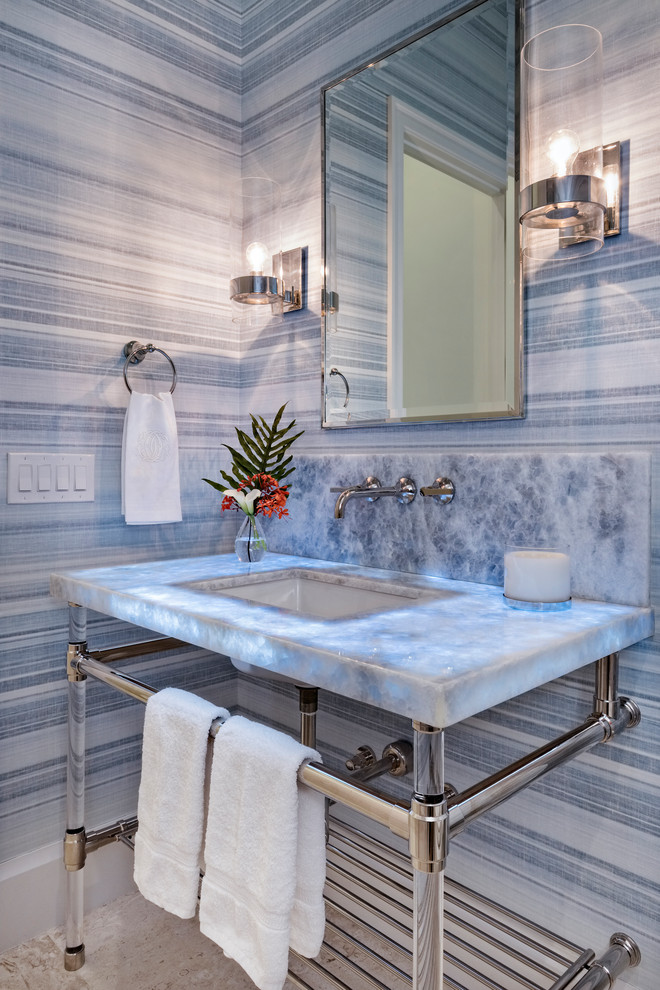Klassisk inredning av ett mellanstort blå blått badrum, med öppna hyllor, blå skåp, blå väggar, travertin golv, bänkskiva i kvarts och beiget golv