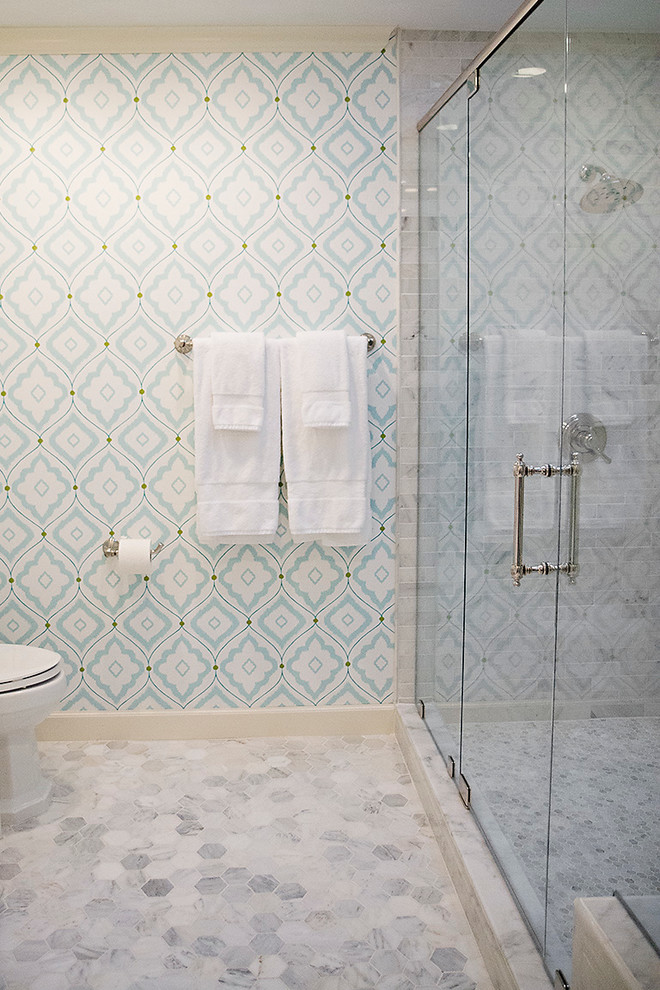 Cette image montre une salle de bain principale marine de taille moyenne avec des portes de placard blanches, une baignoire indépendante, une douche double, un carrelage blanc, un sol en marbre, un lavabo encastré et un plan de toilette en quartz modifié.