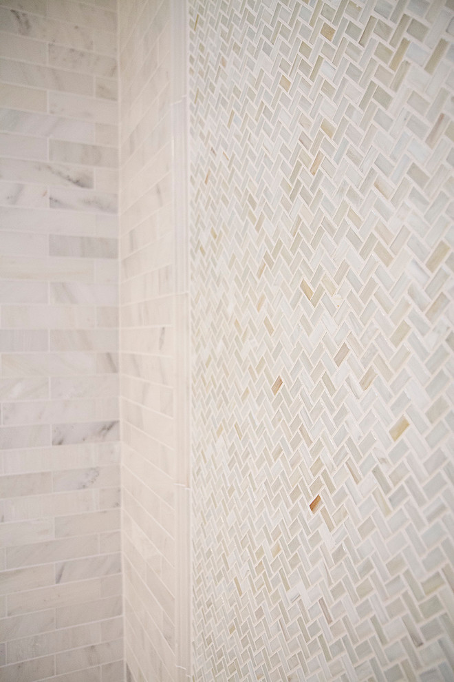 На фото: главная ванная комната среднего размера в морском стиле с белыми фасадами, отдельно стоящей ванной, двойным душем, белой плиткой, мраморным полом, врезной раковиной и столешницей из искусственного кварца