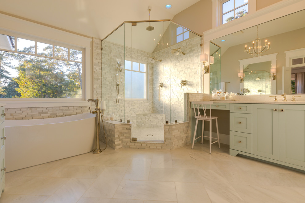 Inspiration för stora moderna vitt en-suite badrum, med skåp i shakerstil, blå skåp, ett platsbyggt badkar, en dusch i en alkov, en toalettstol med separat cisternkåpa, vit kakel, porslinskakel, grå väggar, marmorgolv, ett undermonterad handfat, bänkskiva i kvarts, vitt golv och dusch med skjutdörr