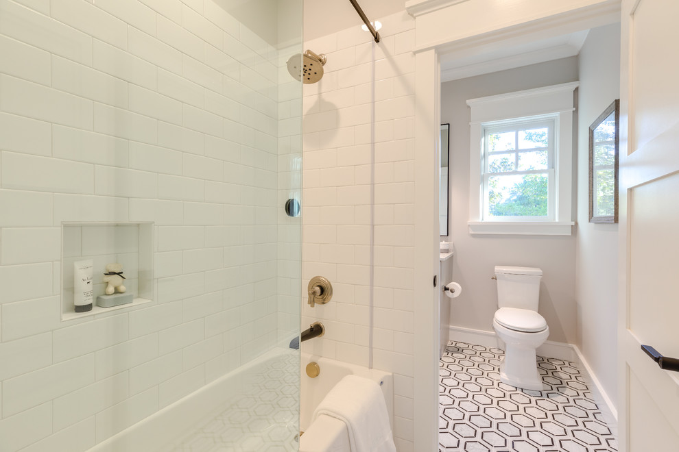 Стильный дизайн: детская ванная комната среднего размера в морском стиле с фасадами в стиле шейкер, серыми фасадами, отдельно стоящей ванной, угловым душем, раздельным унитазом, белой плиткой, мраморной плиткой, серыми стенами, мраморным полом, врезной раковиной, столешницей из искусственного кварца, белым полом, душем с распашными дверями и белой столешницей - последний тренд