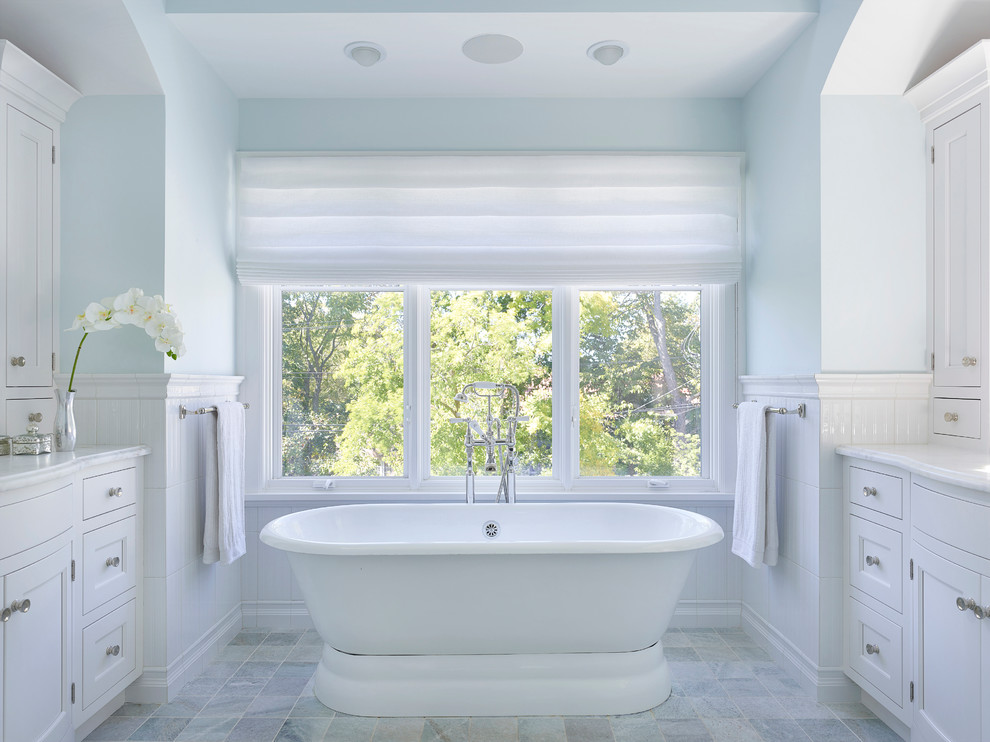 Idee per una grande stanza da bagno padronale chic con ante bianche, pareti blu, ante in stile shaker, top in marmo, vasca freestanding, pavimento in ardesia, piastrelle bianche, piastrelle in gres porcellanato, lavabo sottopiano e pavimento grigio