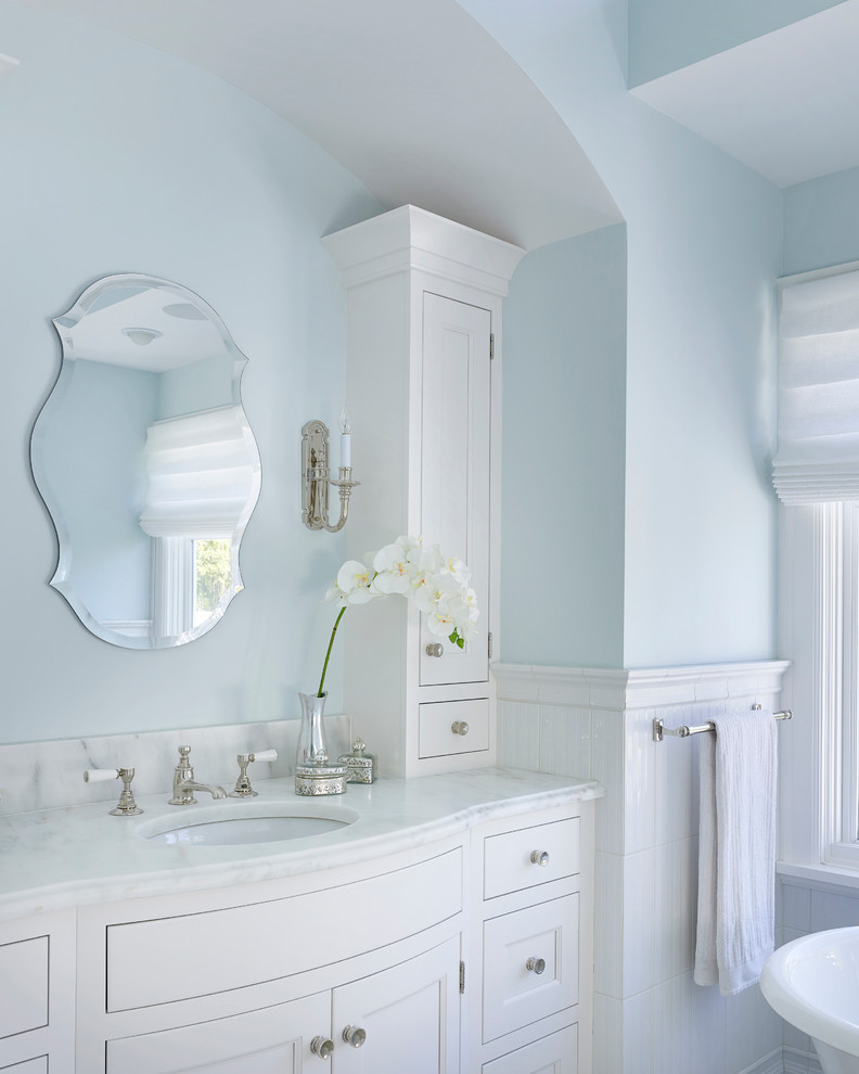 Immagine di una grande stanza da bagno padronale chic con ante in stile shaker, ante bianche, top in marmo, vasca freestanding e pareti blu