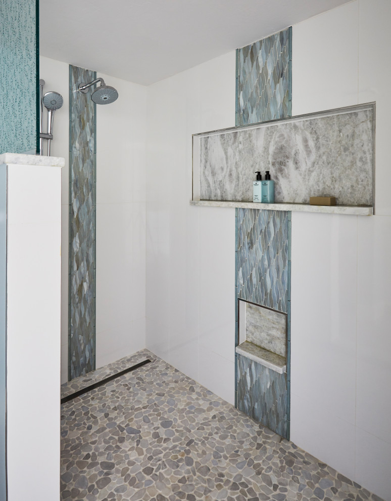На фото: главная ванная комната среднего размера в морском стиле с фасадами в стиле шейкер, синими фасадами, душем в нише, инсталляцией, синей плиткой, керамогранитной плиткой, синими стенами, полом из галечной плитки, врезной раковиной, мраморной столешницей, разноцветным полом, открытым душем, синей столешницей, нишей, тумбой под две раковины и подвесной тумбой с