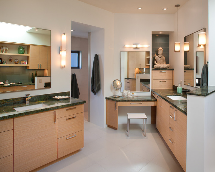 Ejemplo de cuarto de baño contemporáneo con lavabo bajoencimera, armarios estilo shaker, puertas de armario de madera clara y encimera de granito