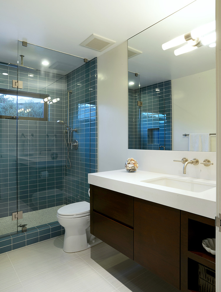 На фото: ванная комната среднего размера в современном стиле с синей плиткой