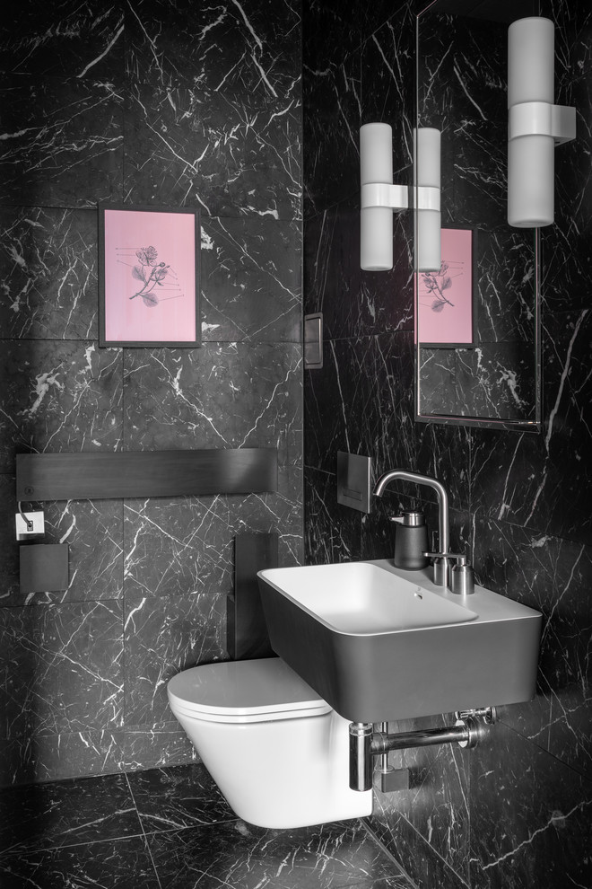 Exemple d'une petite salle de bain principale tendance avec un espace douche bain, WC à poser, un carrelage noir et blanc, du carrelage en marbre, un sol en marbre, un lavabo suspendu et aucune cabine.