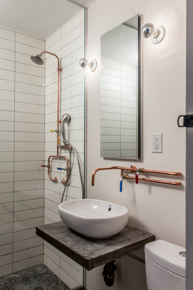 Immagine di una piccola stanza da bagno minimal con lavabo a bacinella, piastrelle bianche, piastrelle in ceramica, pareti bianche e pavimento in cemento