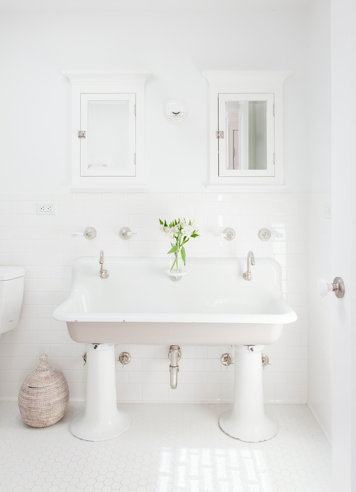 Пример оригинального дизайна: большая детская ванная комната в современном стиле с раковиной с несколькими смесителями, ванной на ножках, душем над ванной, раздельным унитазом, белой плиткой, керамической плиткой, белыми стенами и полом из керамической плитки