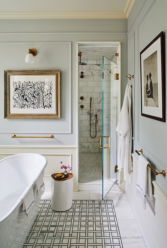 Diseño de cuarto de baño principal clásico renovado con bañera exenta, paredes azules y ducha con puerta con bisagras