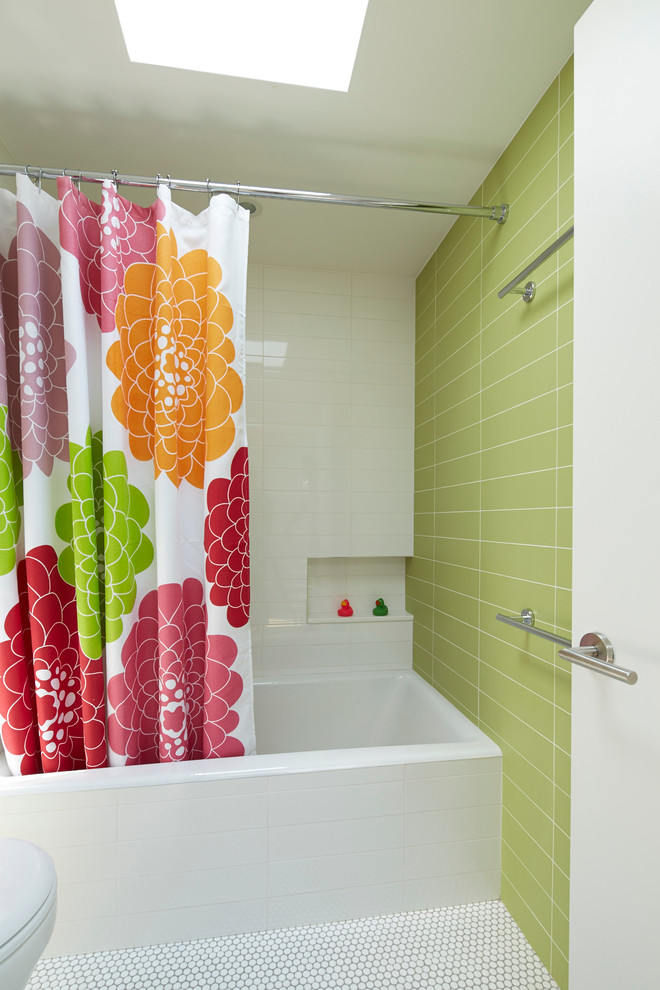 Свежая идея для дизайна: ванная комната среднего размера в современном стиле с ванной в нише, душем над ванной, раздельным унитазом, зеленой плиткой, керамогранитной плиткой, зелеными стенами, полом из мозаичной плитки, душевой кабиной и шторкой для ванной - отличное фото интерьера
