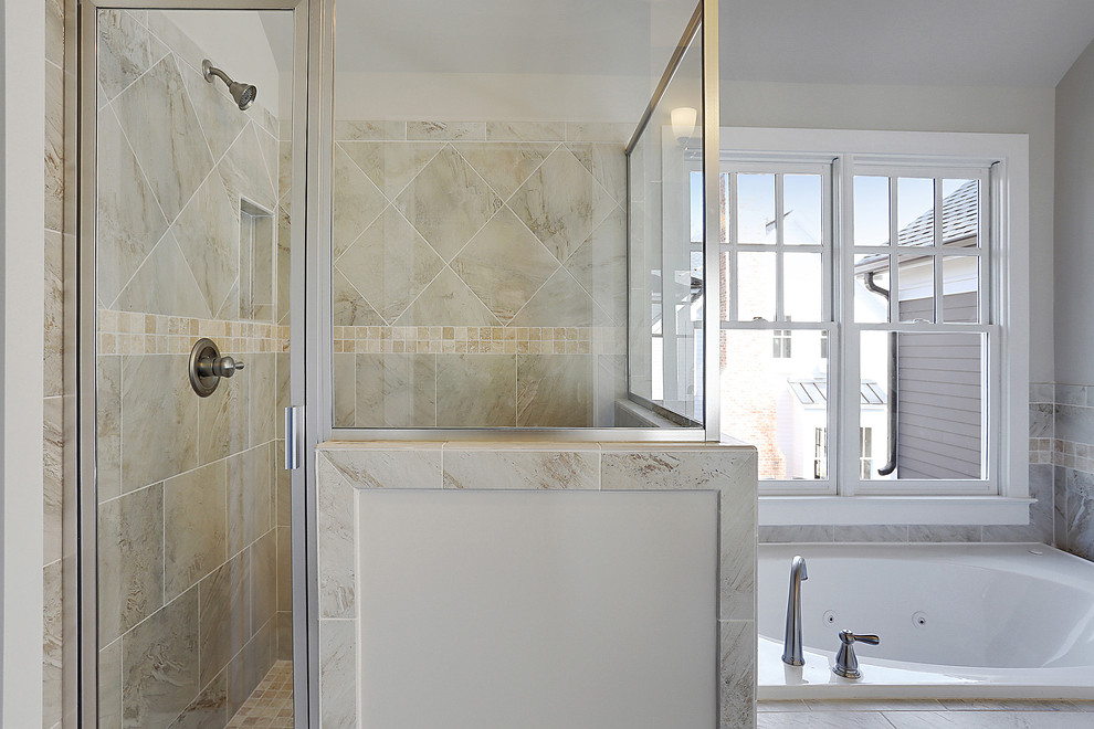 Foto di una stanza da bagno stile americano con lavabo sottopiano, ante beige, top in granito, vasca ad angolo, doccia ad angolo, piastrelle beige, piastrelle in ceramica e pavimento con piastrelle in ceramica