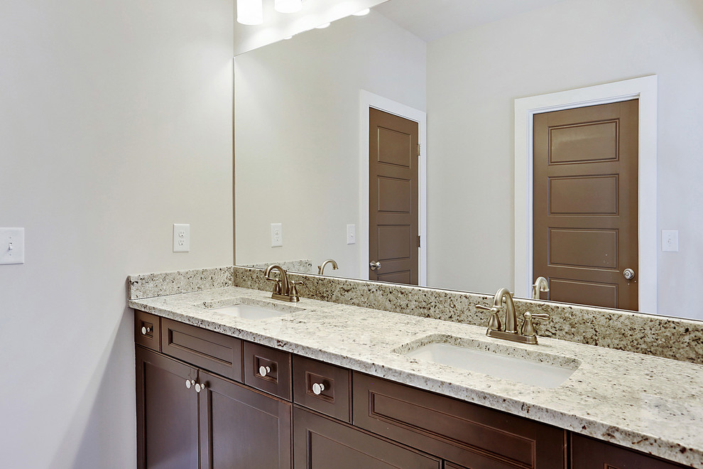 Esempio di una stanza da bagno stile americano con lavabo sottopiano, ante in legno bruno, top in granito, piastrelle bianche, piastrelle in ceramica e pavimento con piastrelle in ceramica