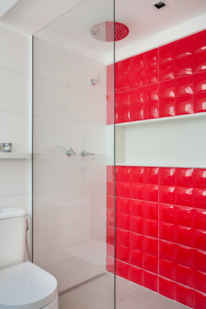 На фото: ванная комната в современном стиле с угловым душем, раздельным унитазом и красной плиткой с
