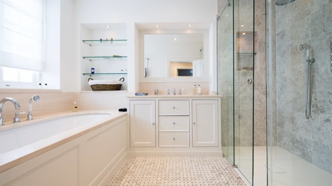На фото: главная ванная комната среднего размера в стиле неоклассика (современная классика) с фасадами в стиле шейкер, белыми фасадами, накладной ванной, белыми стенами, полом из мозаичной плитки, накладной раковиной и мраморной столешницей с