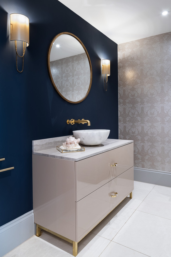 Idéer för att renovera ett mellanstort funkis grå grått badrum med dusch, med släta luckor, beige skåp, blå väggar, klinkergolv i porslin, ett fristående handfat och beiget golv