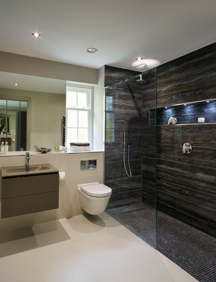 Modernes Badezimmer in Surrey